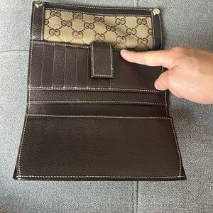 Woman’s long gucci wallet